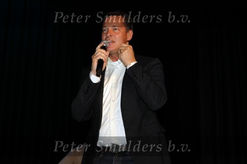 Volendam 30 september 2010
Presentatie CD ,uitreiking gouden en platina platen en presentatie strip Nick en Simon. Albert Verlinde reikt ze uit
Peter Smulders bv