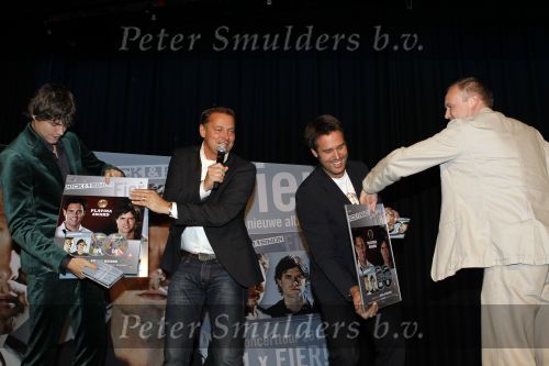 Volendam 30 september 2010
Presentatie CD ,uitreiking gouden en platina platen en presentatie strip Nick en Simon. Albert Verlinde reikt ze uit
Peter Smulders bv