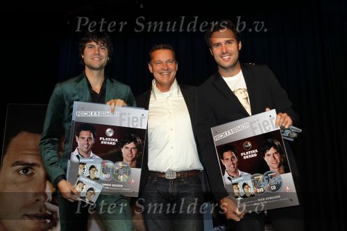 Volendam 30 september 2010
Presentatie CD ,uitreiking gouden en platina platen en presentatie strip Nick en Simon. Albert Verlinde reikt ze uit
Peter Smulders bv
