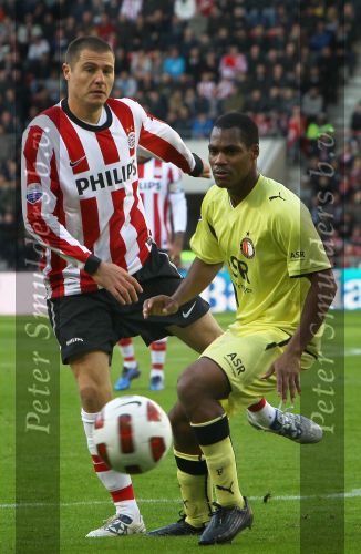 Eindhoven, 24 Oktober 2010
Kompetitiewedstrijd PSV-Feyenoord, eindstand 10-0 Seizoen 2010/2011
De grootste nederlaag van Feyenoord ooit in het betaalde voetbal
Evenaring van de grootste overwinning PSV in het betaald Voetbal
Andre Bahia in duel met Danny Koevermans
Foto Junior Smulders