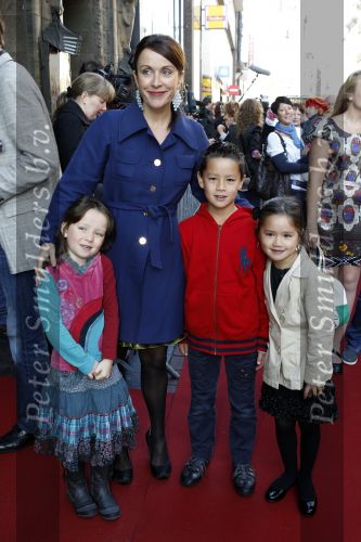 Amsterdam 10 oktober 2010
Premiere film van Sinterklaas in Tuschinski. Annick Boer met nichtjes
Peter Smulders bv