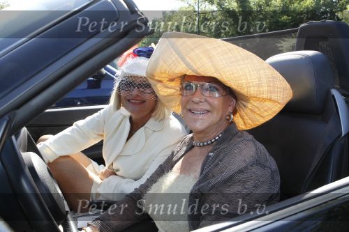 Breukelen 16 juni 2010
Haringparty op Neyenrode.
Astrid Engels in de cabrio samen met Vivian Boelen