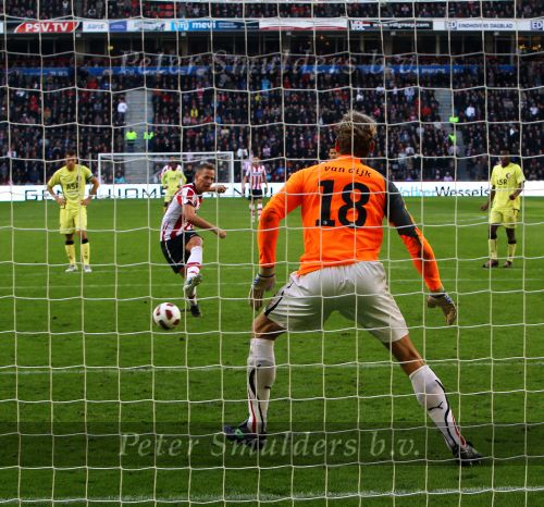 Eindhoven, 24 Oktober 2010
Kompetitiewedstrijd PSV-Feyenoord, eindstand 10-0 Seizoen 2010/2011
De grootste nederlaag van Feyenoord ooit in het betaalde voetbal
Evenaring van de grootste overwinning PSV in het betaald Voetbal
Balazs Dzsudzsak scoort vanuit een penalty, Rob v Dijk is kansloos
Foto Junior Smulders