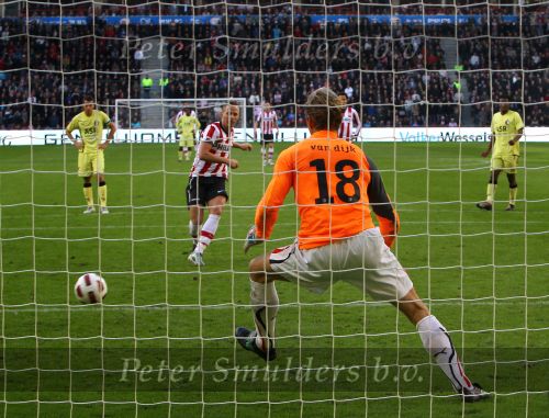 Eindhoven, 24 Oktober 2010
Kompetitiewedstrijd PSV-Feyenoord, eindstand 10-0 Seizoen 2010/2011
De grootste nederlaag van Feyenoord ooit in het betaalde voetbal
Evenaring van de grootste overwinning PSV in het betaald Voetbal
Balazs Dzsudzsak scoort vanuit een penalty, Rob v Dijk is kansloos
Foto Junior Smulders