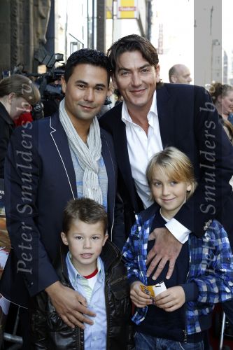 Amsterdam 10 oktober 2010
Premiere film van Sinterklaas in Tuschinski. Bart Ettekoven met vriend en neefjes
Peter Smulders bv