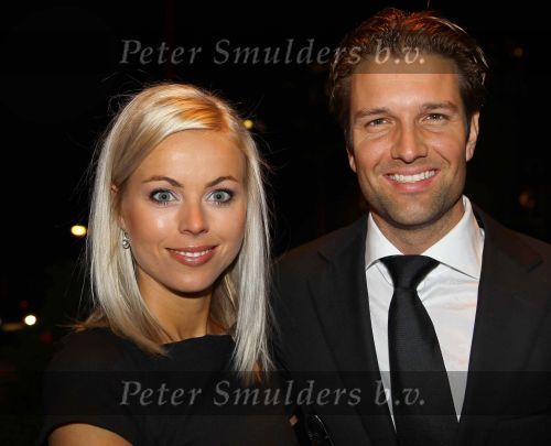 Gouda, 11 Oktober 2010
Premiere Ivo Niehe van de nieuwe theatervoorstelling van Mussen & Zwanen, LICHTJES IN JE OGEN.
Bas Muijs met zijn nieuwe vriendin Sabine Vas Nunes
Foto Peter Smulders BV