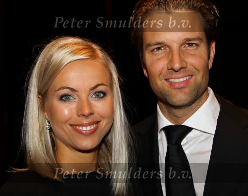Gouda, 11 Oktober 2010
Premiere Ivo Niehe van de nieuwe theatervoorstelling van Mussen & Zwanen, LICHTJES IN JE OGEN.
Bas Muijs met zijn nieuwe vriendin Sabine Vas Nunes
Foto Peter Smulders BV