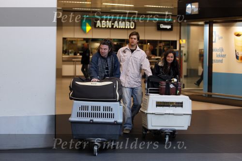 Schiphol 1 oktober 2010
Thierry Duval haalt zijn vriendin Belinda Meuldiejk en Joshi op op schiphol. Belinda heeft 2 verwaarloosde honden mee genomen uit spanje. 
Peter Smulders bv
