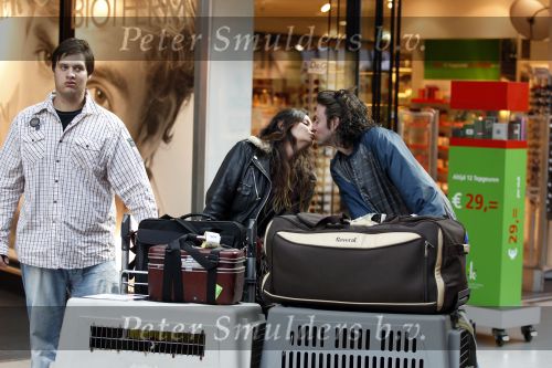 Schiphol 1 oktober 2010
Thierry Duval haalt zijn vriendin Belinda Meuldiejk en Joshi op op schiphol. Belinda heeft 2 verwaarloosde honden mee genomen uit spanje. 
Peter Smulders bv