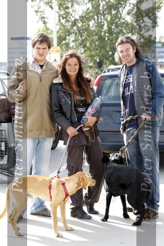 Schiphol 1 oktober 2010
Thierry Duval haalt zijn vriendin Belinda Meuldiejk en Joshi op op schiphol. Belinda heeft 2 verwaarloosde honden mee genomen uit spanje. 
Peter Smulders bv