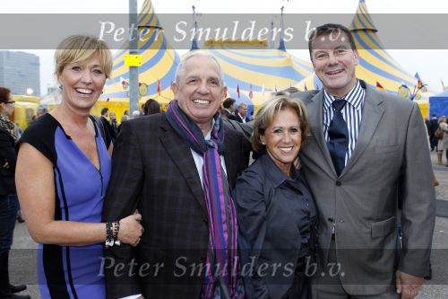 Amsterdam 7 oktober 2010
Premiere cirque du soleil bij de amsterdam Arena. Rob Cohen met vrouw en Bertus Holkema met vrouw
Peter Smulders bv