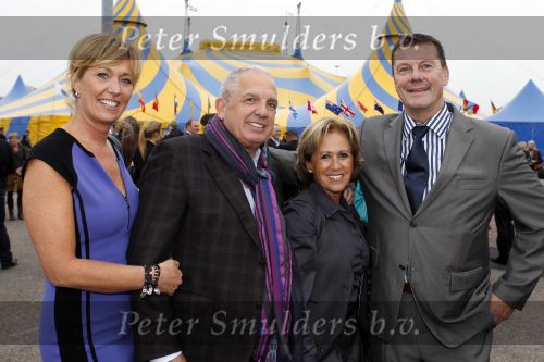 Amsterdam 7 oktober 2010
Premiere cirque du soleil bij de amsterdam Arena. Rob Cohen met vrouw en Bertus Holkema met vrouw
Peter Smulders bv