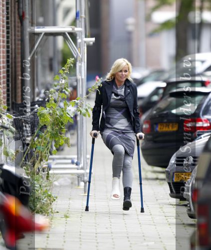 Amsterdam 15 september 2010
Bridget Maasland op krukken nadat he haar voet gebroken heeft.
Peter Smulders bv