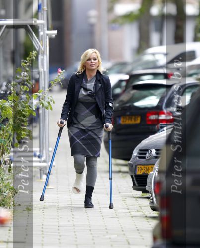 Amsterdam 15 september 2010
Bridget Maasland op krukken nadat he haar voet gebroken heeft.
Peter Smulders bv
