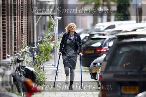 Amsterdam 15 september 2010
Bridget Maasland op krukken nadat he haar voet gebroken heeft.
Peter Smulders bv
