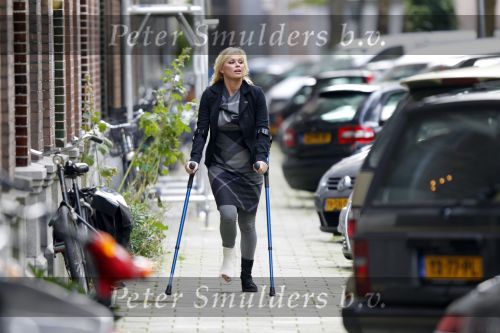 Amsterdam 15 september 2010
Bridget Maasland op krukken nadat he haar voet gebroken heeft.
Peter Smulders bv