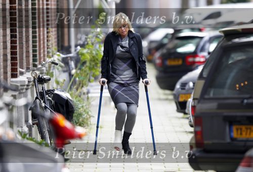 Amsterdam 15 september 2010
Bridget Maasland op krukken nadat he haar voet gebroken heeft.
Peter Smulders bv