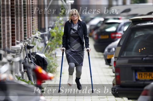 Amsterdam 15 september 2010
Bridget Maasland op krukken nadat he haar voet gebroken heeft.
Peter Smulders bv