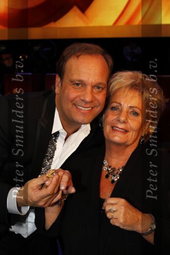 Amsterdam 22 oktober 2010
Televizierring 2010 in carre. Carlo Boszhard en Irene Moors winnen de ring voor de tv kantine. Carlo met zijn moeder
Peter Smulders bv