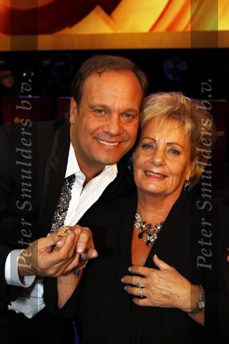 Amsterdam 22 oktober 2010
Televizierring 2010 in carre. Carlo Boszhard en Irene Moors winnen de ring voor de tv kantine. Carlo met zijn moeder
Peter Smulders bv