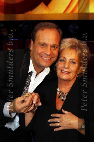 Amsterdam 22 oktober 2010
Televizierring 2010 in carre. Carlo Boszhard en Irene Moors winnen de ring voor de tv kantine. Carlo met zijn moeder
Peter Smulders bv