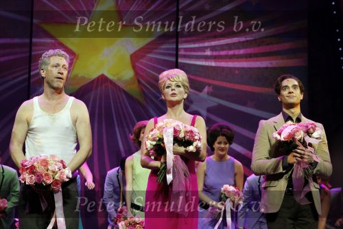 Amsterdam 3 oktober 2010
Premiere Petticoat in Carre met Chantal Janzen. Chantal met Hajo Bruins en Freek Bartels
Peter Smulders bv
