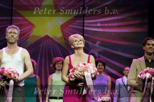 Amsterdam 3 oktober 2010
Premiere Petticoat in Carre met Chantal Janzen. Chantal met Hajo Bruins en Freek Bartels
Peter Smulders bv