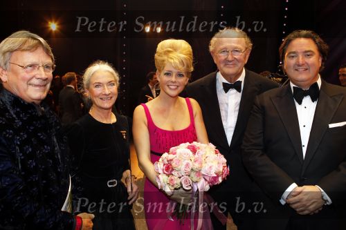 Amsterdam 3 oktober 2010
Premiere Petticoat in Carre met Chantal Janzen. Chantal met Joop v d Ende en Erwin v Lambaart
Peter Smulders bv