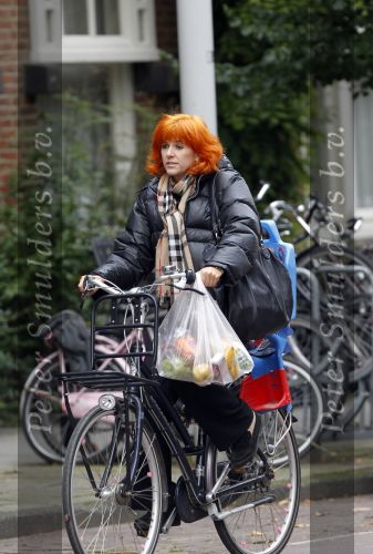 Amsterdam 13 oktober 2010
Chazia Mourali met dochter op de fiets.
Peter Smulders bv
