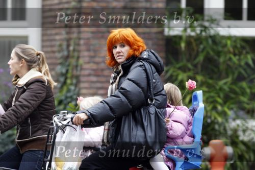 Amsterdam 13 oktober 2010
Chazia Mourali met dochter op de fiets.
Peter Smulders bv