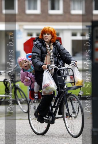 Amsterdam 13 oktober 2010
Chazia Mourali met dochter op de fiets.
Peter Smulders bv