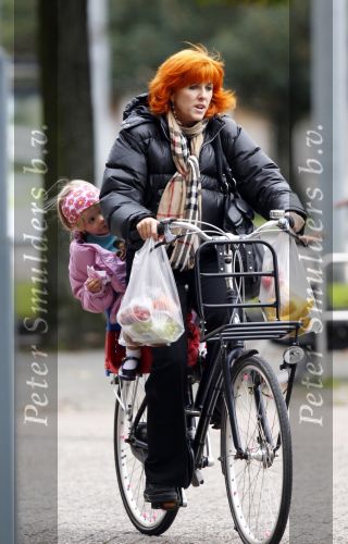 Amsterdam 13 oktober 2010
Chazia Mourali met dochter op de fiets.
Peter Smulders bv