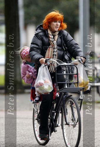 Amsterdam 13 oktober 2010
Chazia Mourali met dochter op de fiets.
Peter Smulders bv