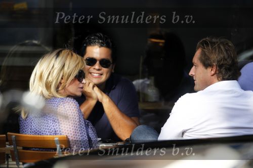 Amsterdam 24 september 2010
Connie en Marvin Breukhoven op terras met Jeroen Kool.
Peter Smulders bv