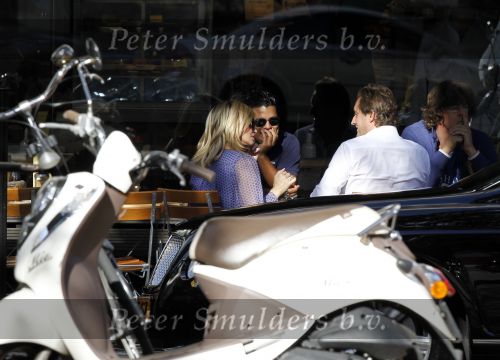 Amsterdam 24 september 2010
Connie en Marvin Breukhoven op terras met Jeroen Kool.
Peter Smulders bv