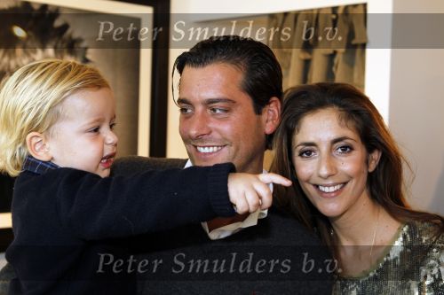 Amsterdam 11 oktober 2010
Presentatie tijdschrift Dani Bles in het World fashion center. dani met vriend/verloofde en zoon
Peter Smulders bv