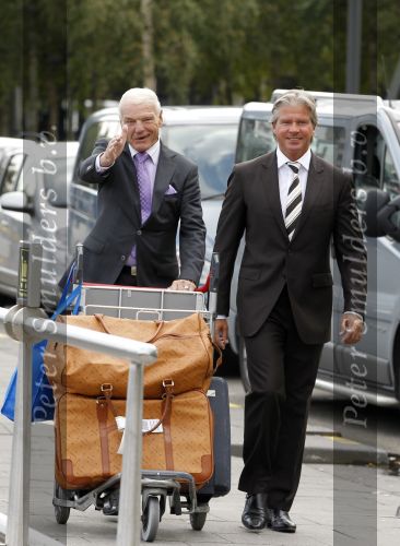 Schiphol 1 oktober 2010
Dries Roelvink en zijn vriend Gunther worden op schiphol opgehaald door zijn vrouw Honoria.
Peter Smulders bv