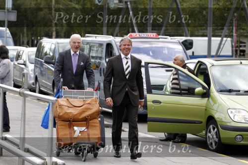 Schiphol 1 oktober 2010
Dries Roelvink en zijn vriend Gunther worden op schiphol opgehaald door zijn vrouw Honoria.
Peter Smulders bv