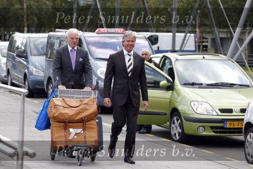 Schiphol 1 oktober 2010
Dries Roelvink en zijn vriend Gunther worden op schiphol opgehaald door zijn vrouw Honoria.
Peter Smulders bv