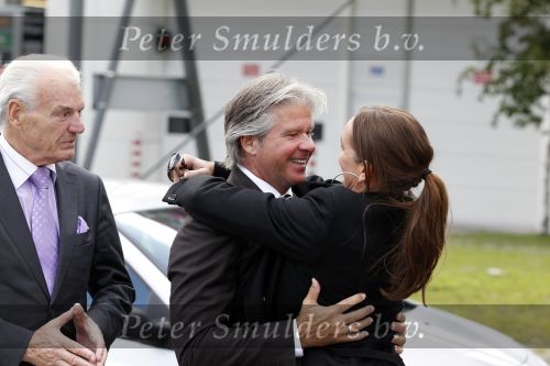Schiphol 1 oktober 2010
Dries Roelvink en zijn vriend Gunther worden op schiphol opgehaald door zijn vrouw Honoria.
Peter Smulders bv