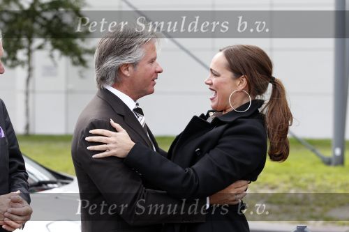 Schiphol 1 oktober 2010
Dries Roelvink en zijn vriend Gunther worden op schiphol opgehaald door zijn vrouw Honoria.
Peter Smulders bv