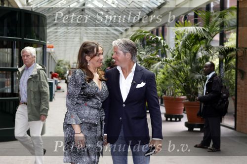 Amsterdam 15 juni 2010
Dries Roelvink en zijn vriendin Honoria gaan in ondertrouw en daarna champagne drinken in het Fashion Hotel waar ze 8 september trouwen.
Peter Smulders bv