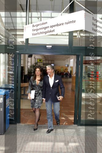 Amsterdam 15 juni 2010
Dries Roelvink en zijn vriendin Honoria gaan in ondertrouw en daarna champagne drinken in het Fashion Hotel waar ze 8 september trouwen.
Peter Smulders bv