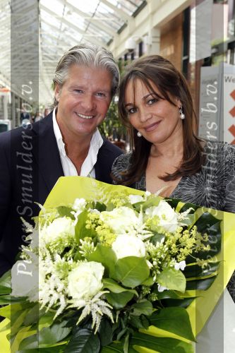 Amsterdam 15 juni 2010
Dries Roelvink en zijn vriendin Honoria gaan in ondertrouw en daarna champagne drinken in het Fashion Hotel waar ze 8 september trouwen.
Peter Smulders bv