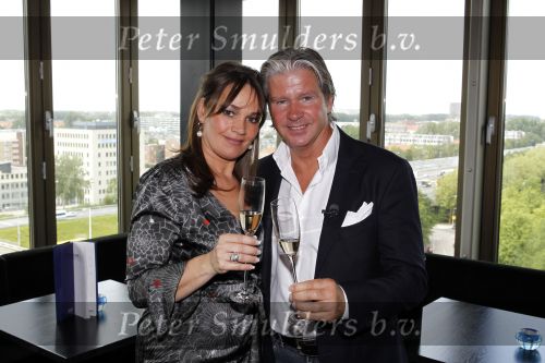 Amsterdam 15 juni 2010
Dries Roelvink en zijn vriendin Honoria gaan in ondertrouw en daarna champagne drinken in het Fashion Hotel waar ze 8 september trouwen.
Peter Smulders bv