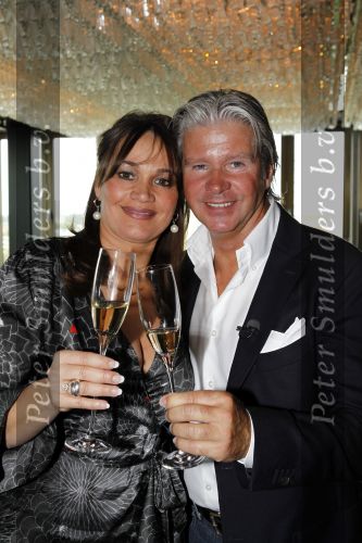 Amsterdam 15 juni 2010
Dries Roelvink en zijn vriendin Honoria gaan in ondertrouw en daarna champagne drinken in het Fashion Hotel waar ze 8 september trouwen.
Peter Smulders bv