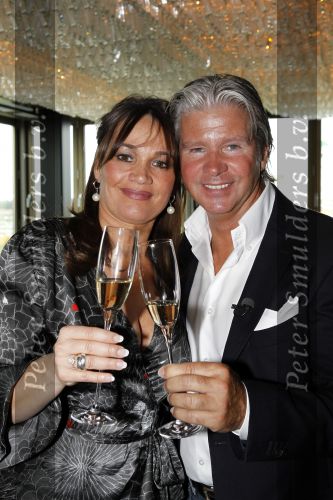 Amsterdam 15 juni 2010
Dries Roelvink en zijn vriendin Honoria gaan in ondertrouw en daarna champagne drinken in het Fashion Hotel waar ze 8 september trouwen.
Peter Smulders bv