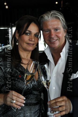Amsterdam 15 juni 2010
Dries Roelvink en zijn vriendin Honoria gaan in ondertrouw en daarna champagne drinken in het Fashion Hotel waar ze 8 september trouwen.
Peter Smulders bv