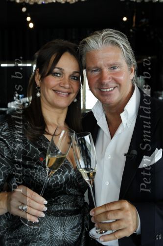 Amsterdam 15 juni 2010
Dries Roelvink en zijn vriendin Honoria gaan in ondertrouw en daarna champagne drinken in het Fashion Hotel waar ze 8 september trouwen.
Peter Smulders bv