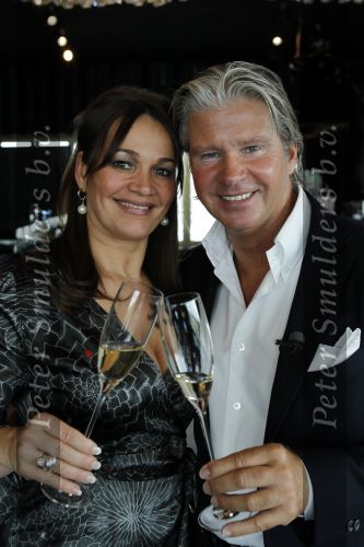 Amsterdam 15 juni 2010
Dries Roelvink en zijn vriendin Honoria gaan in ondertrouw en daarna champagne drinken in het Fashion Hotel waar ze 8 september trouwen.
Peter Smulders bv